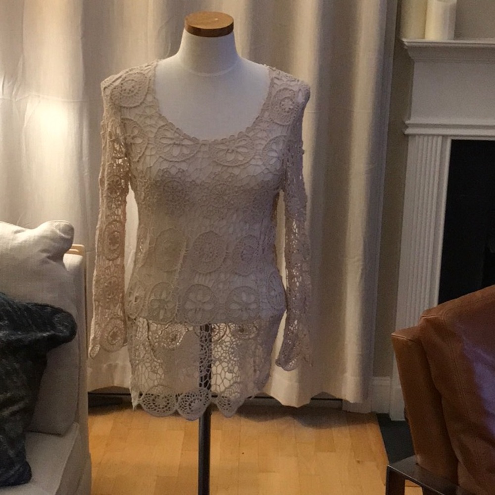 ISSI long sleeve lace tunic beige S in great condition